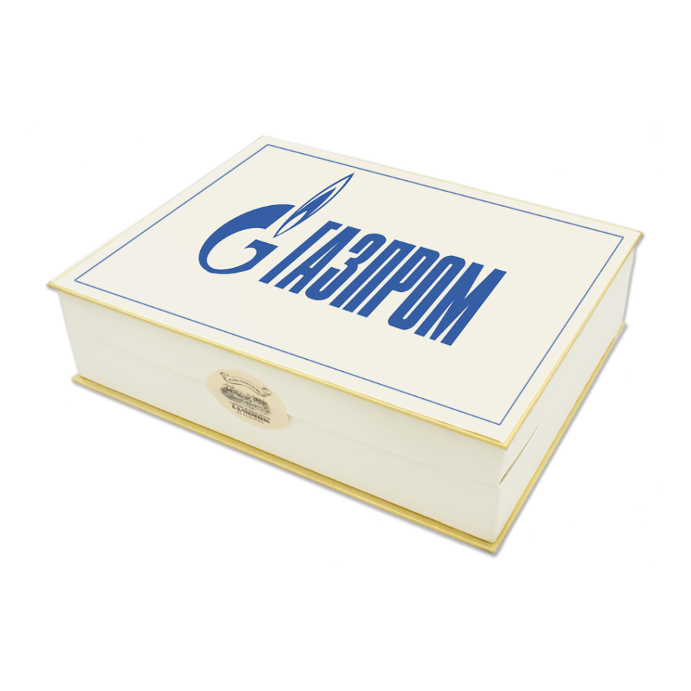 Коробка с фирменной этикеткой