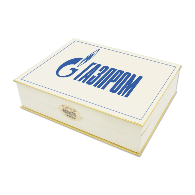 Коробка с фирменной этикеткой